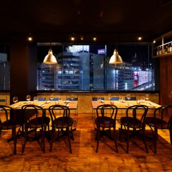 A night view table seat by the window that can overlook the night view of Umeda is perfect for dating, joint party, etc. ♪