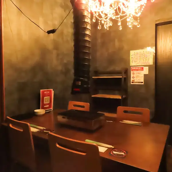 店内はシャンデリアが灯る上質な空間で、落ち着いた雰囲気が魅力。音楽も控えめで、ゆったりとした時間を過ごせます。深夜営業にも対応しており、遅い時間でも安心して利用できるのが嬉しいポイントです◎カウンター席やテーブル席もあり、シーンに合わせて選べます。会話もしやすい落ち着き。
