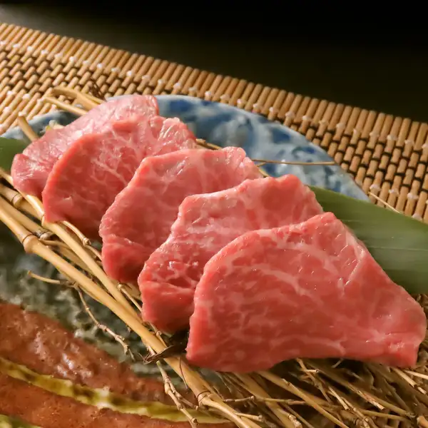 脂身控えめの赤身ジョーカルビ、さっぱりと旨み豊かで幅広く人気、焼肉の定番
