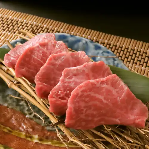 脂身控えめの赤身ジョーカルビ、さっぱりと旨み豊かで幅広く人気、焼肉の定番