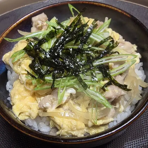 特製だし香るシメの親子丼、ふわとろ卵と鶏肉が優しい味で締めくくる一品おすすめ