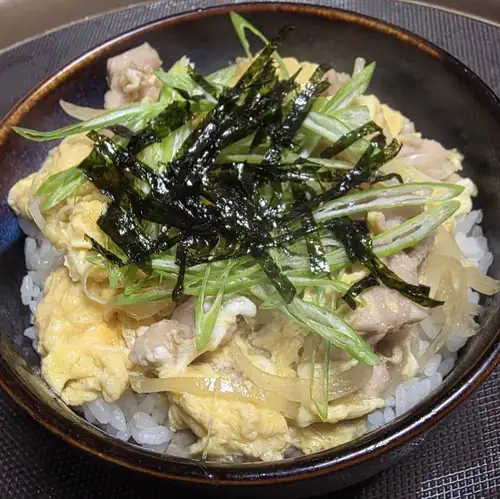 特製だし香るシメの親子丼、ふわとろ卵と鶏肉が優しい味で締めくくる一品おすすめ