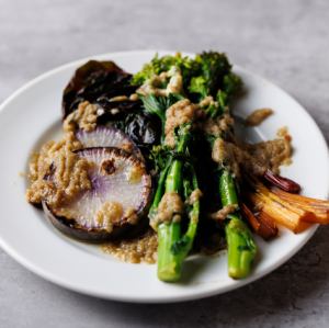 Itoshima Oki Farm spring vegetables grilled on an iron plate with bagna cauda sauce