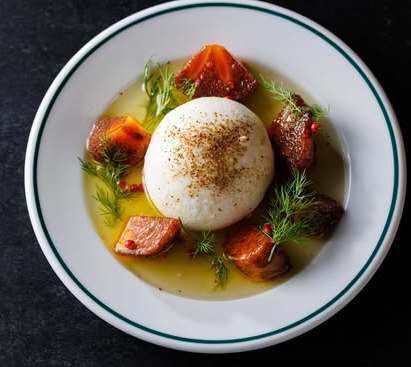 春吉のリバーサイドに佇む肉とワインをお店!カウンター席を中心にお客様とスタッフの距離が近く楽しめるお店です。アラカルト料理はもちろんのこと、ドリンクはメインの肉料理も種類豊富にご用意。誕生日や記念日などサプライズプレートのご予約も受付中です。お気軽にお問合せ下さい。