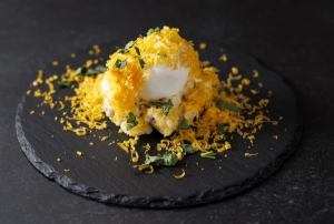 九州産　燻製鯖とインサラータ・パターテ　半熟卵のせ