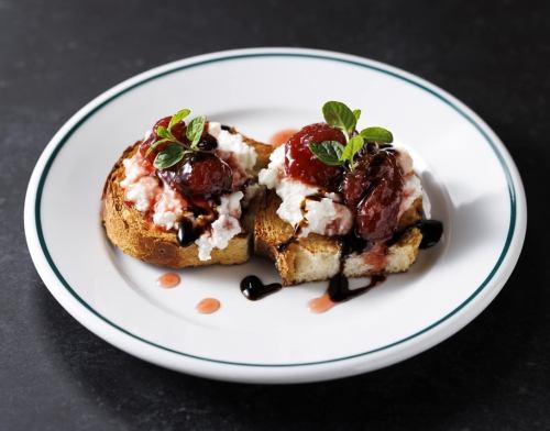 福岡県産　自家製いちごジャムとリコッタチーズのブルスケッタ