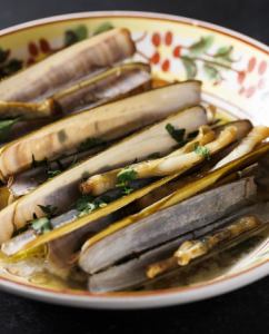 佐世保産　マテ貝の白ワイン蒸し　自家製ライ麦パン添え