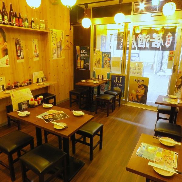1階は少人数もOKなテーブルあり◎地元友人とのサク飲みや、ランチ利用に最適な広さです！もちろん、おひとり様も大歓迎！