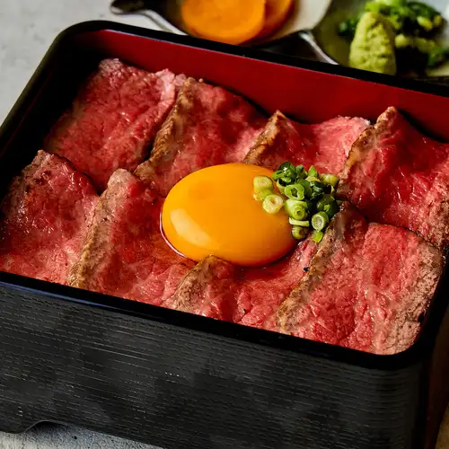 新潟の厳選食材を季節に応じて仕入れております。村上牛や蟹の甲羅焼きと共に銘酒をお楽しみください！