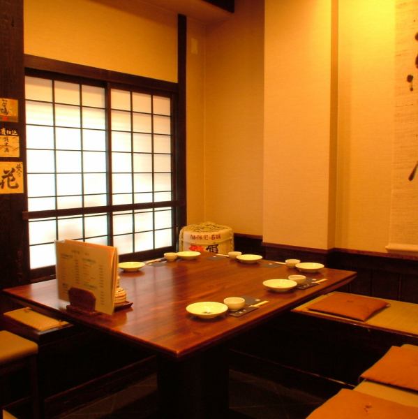 In modern Japanese style shop based on white and brown.In addition to the half-room, there is also a table seat / a counter seat / a fully-private room.