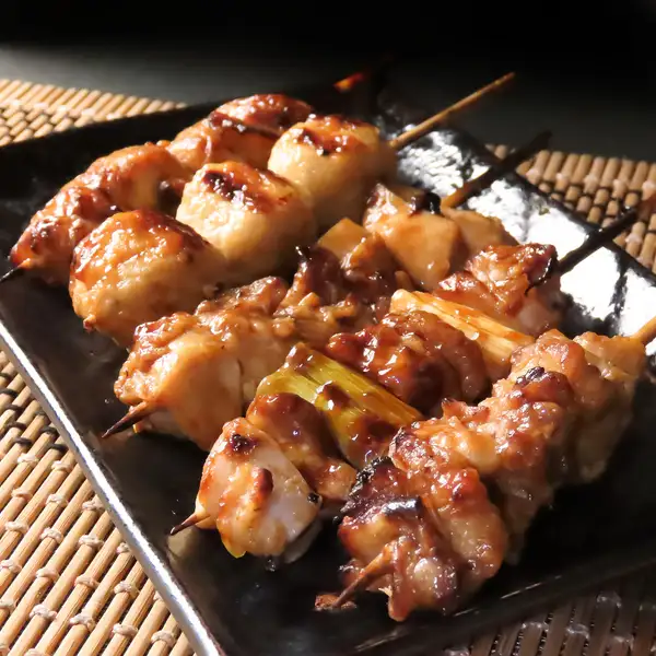 焼き鳥盛り合わせで楽しむ、ねぎまやももなどジューシーな香りと贅沢なひとときの時間を