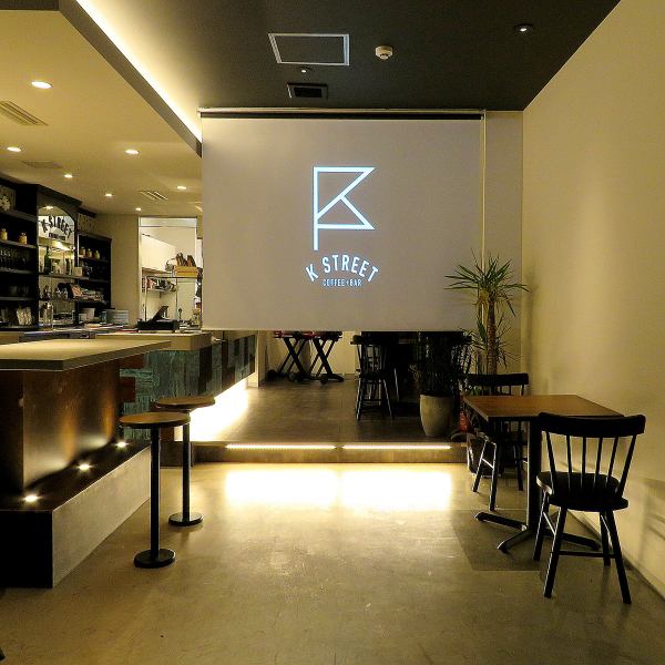 間接照明が照らすお洒落なカフェバーで素敵なお時間をお過ごしください♪店舗貸切は40名様～最大100名様までOKとなっております！パーティーを盛り上げる音響設備やプロジェクターも完備◎自家製メッセージプレートデザートが付いた、誕生会や記念日にピッタリのコースもご用意♪詳細はお気軽に店舗までお問合せください！