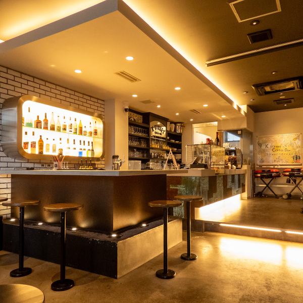 夜カフェとしても営業している当店は、結婚式二次会や女子会に最適です。スタイリッシュな店内と間接照明が照らす雰囲気で、特別なひとときをお過ごしいただけます。最大100人までの貸切も可能です！ゆったりとした空間で、至福の時間をお楽しみください♪♪美味しい料理と共に、夜の特別なひと時を演出します！