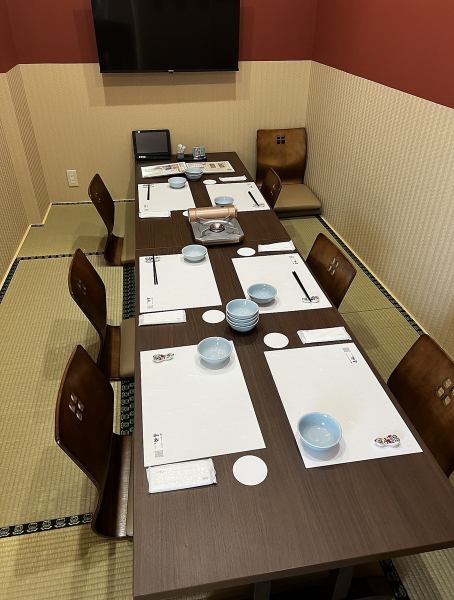 【◆ゆったり完全個室完備◆】くつろぎ和空間で素敵な時間を過ごしませんか？畳を敷いたお部屋はおこもり感がちょうど良く、大人数様での会社宴会や旅行で訪れた際にも最適です。周りを気にせずゆったりとお食事をお楽しみください。お客様の人数に合わせてご案内いたします。当店で思い出に残るひと時をお過ごし下さい。