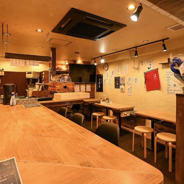 【店内雰囲気】居心地の良い雰囲気が漂う当店は、温かな木の温もりと落ち着いた照明が特徴です♪ご友人との飲み会や会社宴会などの楽しいひとときにもぴったり♪日替わりのおばんざいを楽しみながら、厳選した日本酒や焼酎を気軽に味わえます！アットホームな空間で、リラックスしながら心ゆくまで料理を堪能ください♪