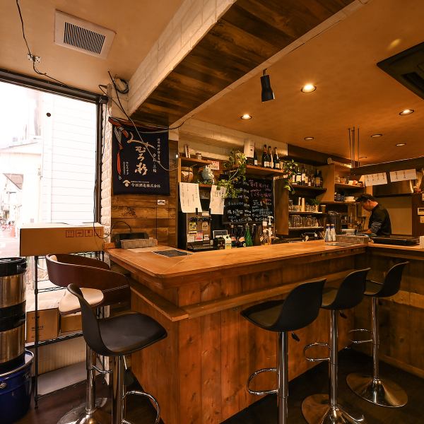 【店内席情報】店内にはカウンター席4席と4名掛けテーブル席3卓を完備しております♪少人数からグループまで、様々なシーンに対応可能です！カウンター席は、仕事帰りのサク飲みなど、お一人様でのご来店も大歓迎です♪テーブル席は、ゆったりとした空間で会話を楽しむのに最適◎♪ぜひお気軽にお越しください！