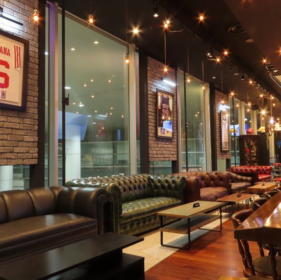 夜景を眺めながらスポーツ観戦を楽しめるスタイリッシュ空間！