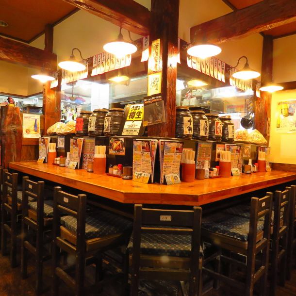 [Old nostalgic izakaya]老式餐厅上面有各种海报，使其成为老式的居酒屋氛围。除办公室工作人员外，这是一个居住在当地Hakuraku地区多年的居酒屋。