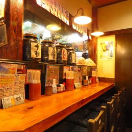 [Total 9 seats] Recommended for singles and regulars.The old-fashioned THE Izakaya with red-orange walls and various posters.