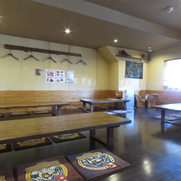 扉を開けると、広々としたエントランスがお客様をお出迎え。カウンター席・お座敷席・テーブル席をご用意しており、おひとり様から団体様までご利用いただけます◎お食事はもちろん、居酒屋としてもぜひお立ち寄りください。