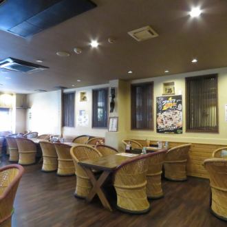 4名テーブル×10席ございます。