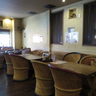 5名テーブル×4席ございます。