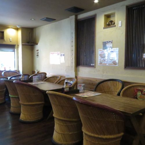 5名テーブル×4席ございます。