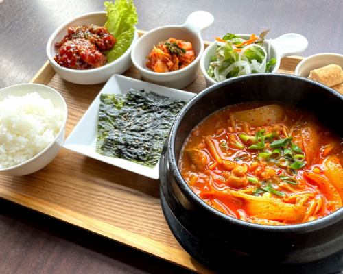 当店一番人気の「ユッケジャンスープ定食」