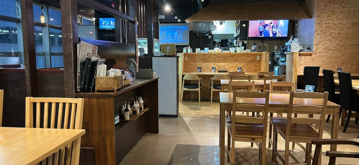 木の温もりを感じる落ち着いた店内で、ゆったりと韓国料理を楽しめる空間。大画面スクリーンではK-POPや韓国ドラマが流れ、本場の雰囲気を味わえます。広々とした座席で最大60名の宴会も可能。カウンター席もあり、お一人様でも気軽にご利用いただけます。韓国鍋や牛刺しなど多彩なメニューが揃い、宴会や食事にぴったり。