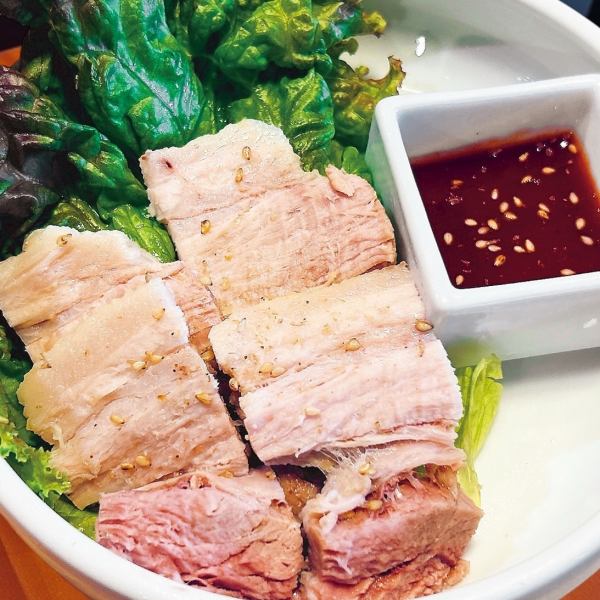 柔らかくてしっとりヘルシーな蒸し豚は当店の大人気メニュー!(ポッサム)