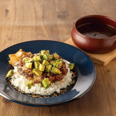 くずし粗挽きハンバーグとアボカドのカレー