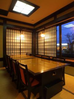 Equipped with a table and tatami mat seats that are proud of the atmosphere of an adult ♪ The room, which is lit by indirect lighting, provides customers with a relaxing time.