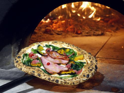 在燃木烤箱中烤制的精致披萨！