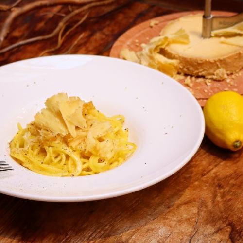 生パスタ、国産レモンとスイス産モワンヌチーズのスパゲットーニ
