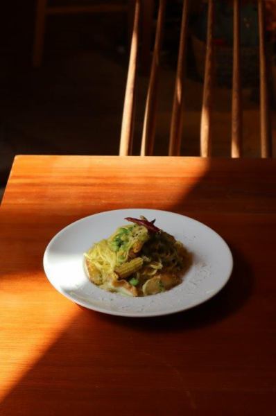 つぶ貝と夏野菜、グリーンピースぺーストのアーリオオーリオ