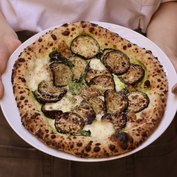 ズッキーニと甘辛鶏ミンチ、ジェノベーゼソースのピザ