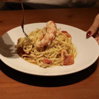 Red shrimp and red snow crab linguine, sea urchin and fresh tomato aglio e olio