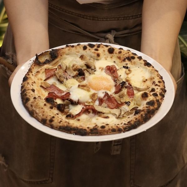 ポルチーニクリームとクルミ、モルタデッラ、サラミ、温玉のピザ