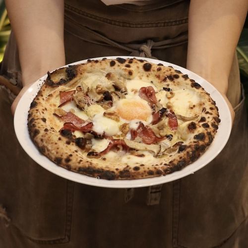 ポルチーニクリームとクルミ、モルタデッラ、サラミ、温玉のピザ