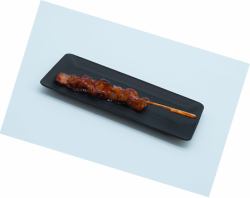 1個巨型烤雞肉串大腿（配醬汁）