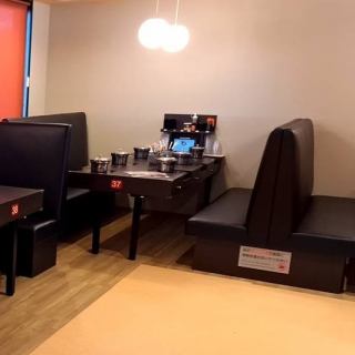 6名様でご利用可能なテーブル席をご用意しています。シンプルな店内にはベンチシートのテーブル席を完備◎お子様連れのファミリーにもご利用しやすい造りとなっています。お子様が楽しんでいただけるようなメニューも取り揃えておりますので、ぜひご家族でのお食事にもいかがですか。