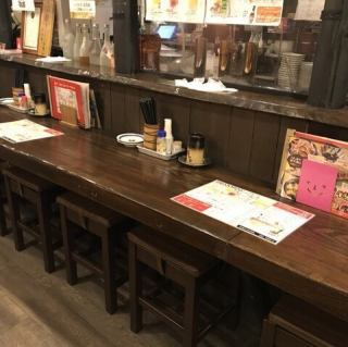 2名様用のカウンター席を3セットご用意。おひとり様やカップルで、焼師の技を間近に楽しめる特等席です◎