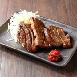 厚切り牛タンの炭火焼き