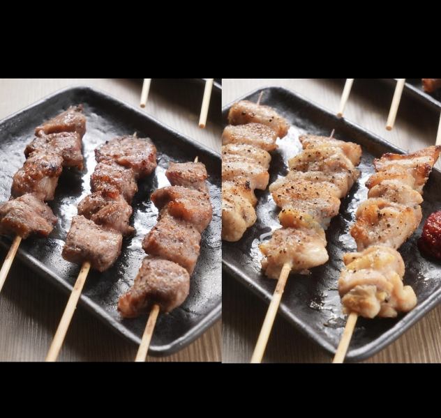 【串】店舗限定のかしら串（左）・とんとろもも串（右）