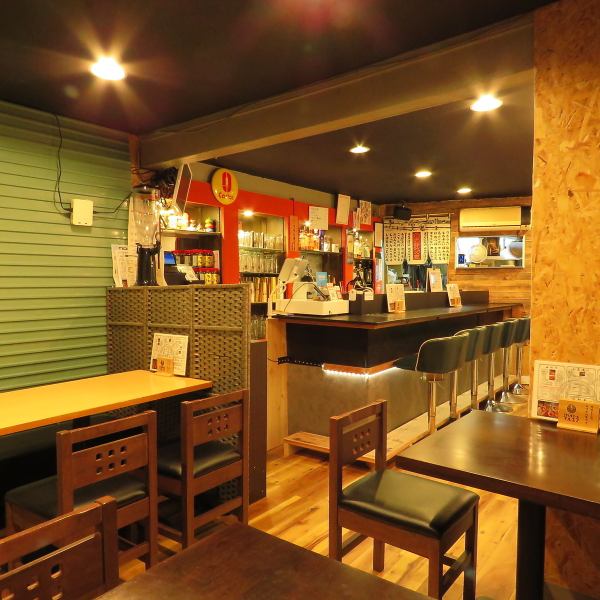 テーブル席は隣との距離も近いので、飲み会などのご利用にも最適です！ビールが3L(約10杯分)入ったスーパードライ タワーピッチャーをみんなでシェアしてお楽しみいただけます◎