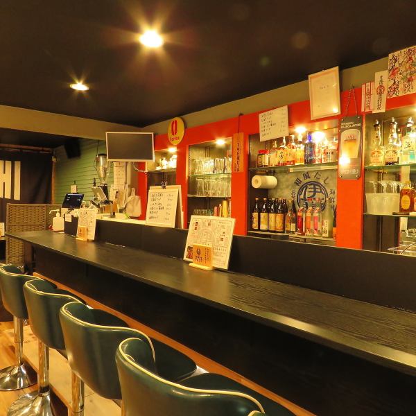 店内にはカウンター席とテーブル席をご用意しております。お一人様から大人数まで対応できるのが魅力的◎また旅行の際のお食事にもおすすめです！
