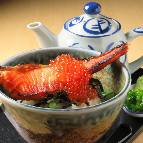 【自家製の出汁が食欲をそそる！】ほっとするひとときを提供する、焼鮭いくらのお茶漬け1,500円(税込)