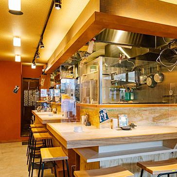 [9席吧台席] 手工制作的“Ichikushi Iritama”！我们处理的所有肉类的加工和准备都是在内部完成的◎您可以享用本店独有的美味内脏菜肴和新鲜度极佳的肉类刺身。此外，我们还有丰富的居酒屋菜单，可搭配清酒。我们将用美味的清酒和美食为您提供愉快的时光！