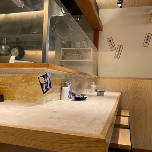 The counter seats with 9 seats are recommended for customers who enjoy a quick drink alone ♪