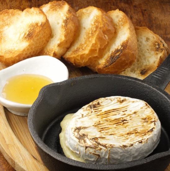焼き鳥のほかにもこだわりの一品料理がいっぱい。